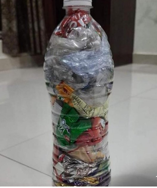 HamzaHNK's tweet photo. Put plastic bags in a plastic bottle before you throw plastic bags...This will help save the animals who eat them, will be easier for garbage seggregation, will prevent choking of drainage pipes, saves space in the dustbin. 
#environment #plasticpollution #plasticfree https://t.co/euNv4e21n0