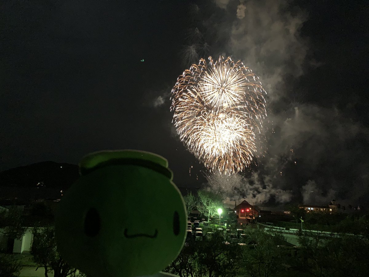 olive_shimachan's tweet photo. こんばんは！
小豆島町のオリーブビーチでは小中高校生の卒業生448人をお祝いして花火が上がったよ！
卒業おめでとう♩
#オリーブしまちゃん
#花火
#がんばろう小豆島 https://t.co/i3D7bRNORG