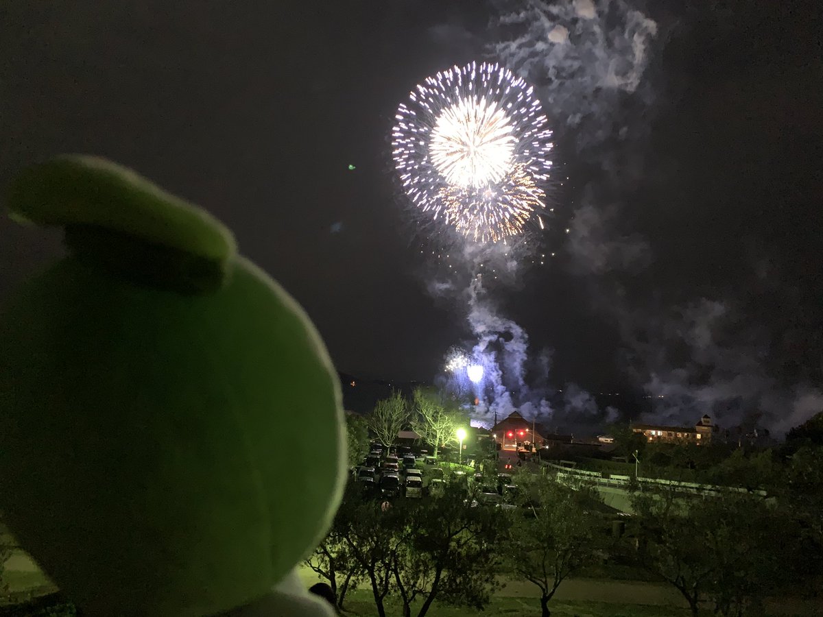 olive_shimachan's tweet photo. こんばんは！
小豆島町のオリーブビーチでは小中高校生の卒業生448人をお祝いして花火が上がったよ！
卒業おめでとう♩
#オリーブしまちゃん
#花火
#がんばろう小豆島 https://t.co/i3D7bRNORG