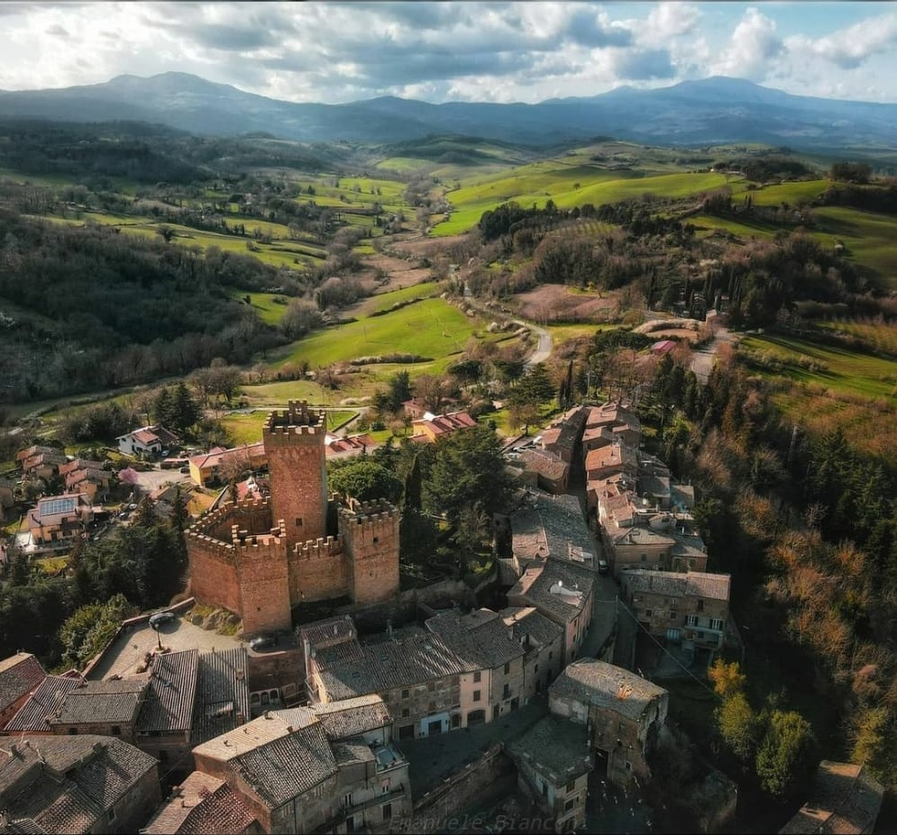 visit_lazio's tweet photo. Benvenuti a #Proceno, un piccolo comune posto alle falde nord-occidentali dei Monti Volsini.
Sono molti gli edifici Rinascimentali di grande pregio, tra i quali il Palazzo Sforza, risalente al XVI secolo. 

Ph on Instagram by @emanuelebianconi84   

#LazioIsMe https://t.co/IgHQxpeyVv