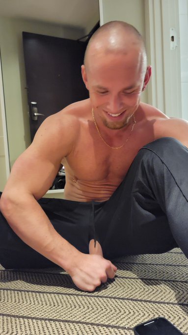 Who else loves to #rockoutwithyourcockout??#sexysaturday #bromodernmen #SaturdayShenanigans #gayonlyfans