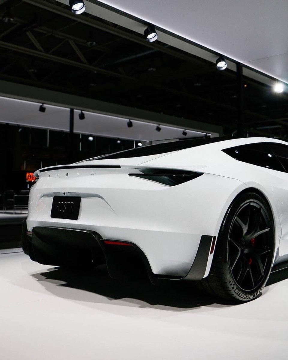 Justbillionaire's tweet photo. Tesla Roadster ⚫️⚪️ https://t.co/Mh4MQA8SRB