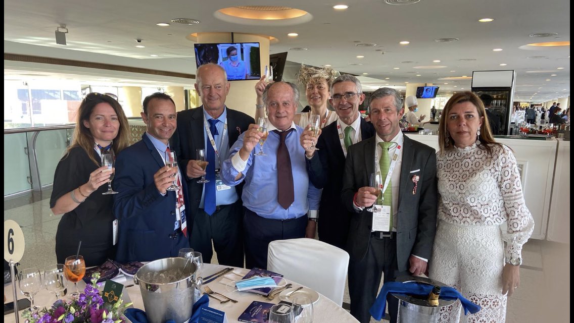 de_roualle's tweet photo. “DERYAN” French Team celebrating the “Kahayla Classic”. As far as I know, this doesn’t happen all the time !!! Congrats to HH Sheikh Mansour and his brilliant trainers... 😊 https://t.co/ibviqjKAYQ
