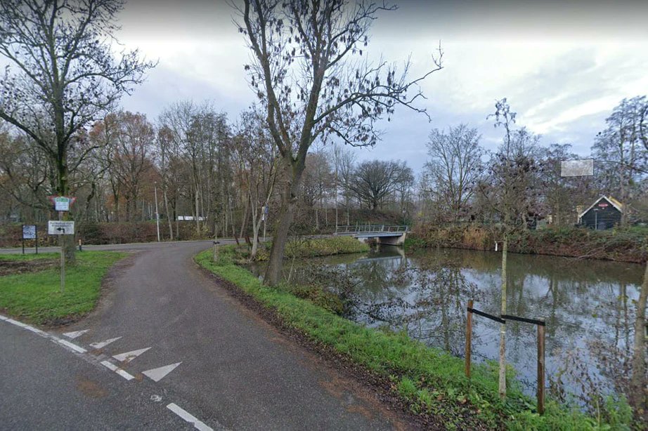 Overleden hond in vuilniszak gedumpt in Utrechtse sloot; politie start onderzoek. via @duicnl.