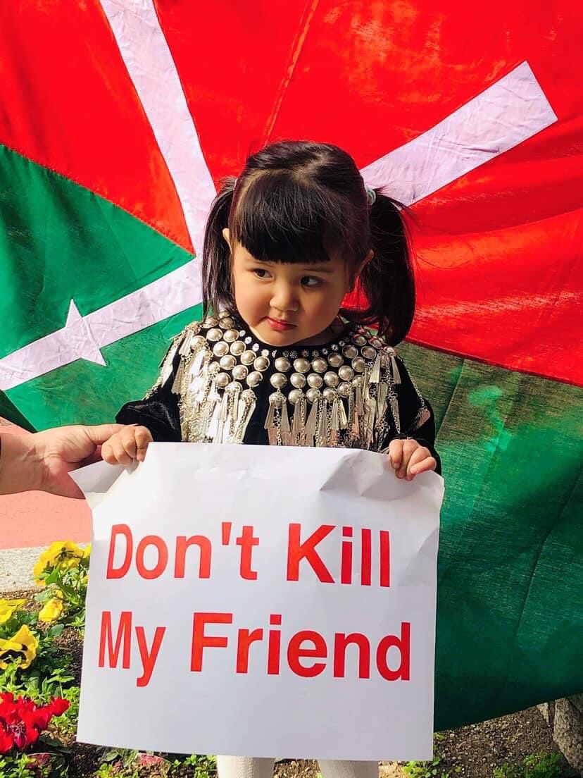 ShweMyatMon1's tweet photo. The kid is asking not to kill her friend 😢 #WhatsHappeningInMyanmar  photo crd https://t.co/jn17oPoBL3