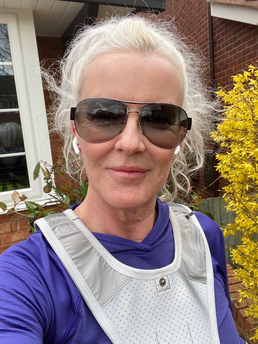 rigby_jo's tweet photo. Marathon no 3️⃣ 2021! Focused and determined- and believing got me through it - dedicated to my mum&amp;dad 💕💙 https://t.co/mm4csF1YdP