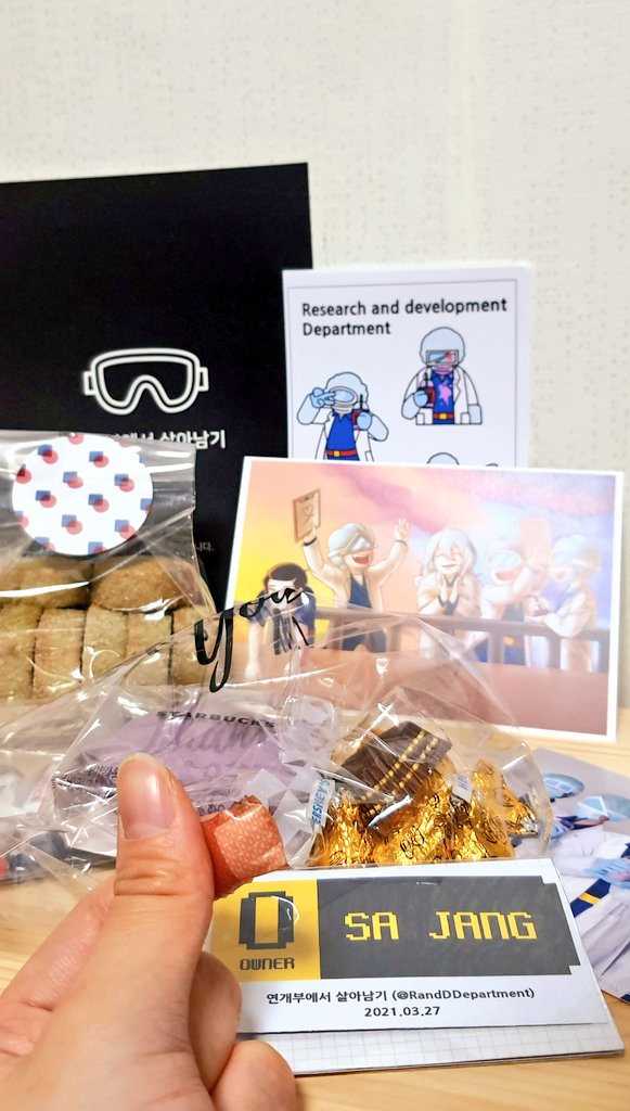 REDju_141's tweet image. 이번 이머시브 시어터,
"연개부에서 살아남기"에서
사내 카페 사장을 맡은 홍입니다! 제가 많이 부족했음에도 불구하고 제 그림과 주접(?)을 좋아해주셔서 감사드려여😂 
저도 모두들 덕분에 너무너무 즐거웠어요!
맛있는 선물 챙겨주신 분들께는 제 마음을 드릴께요😉👉💕❤
 #연살_후기