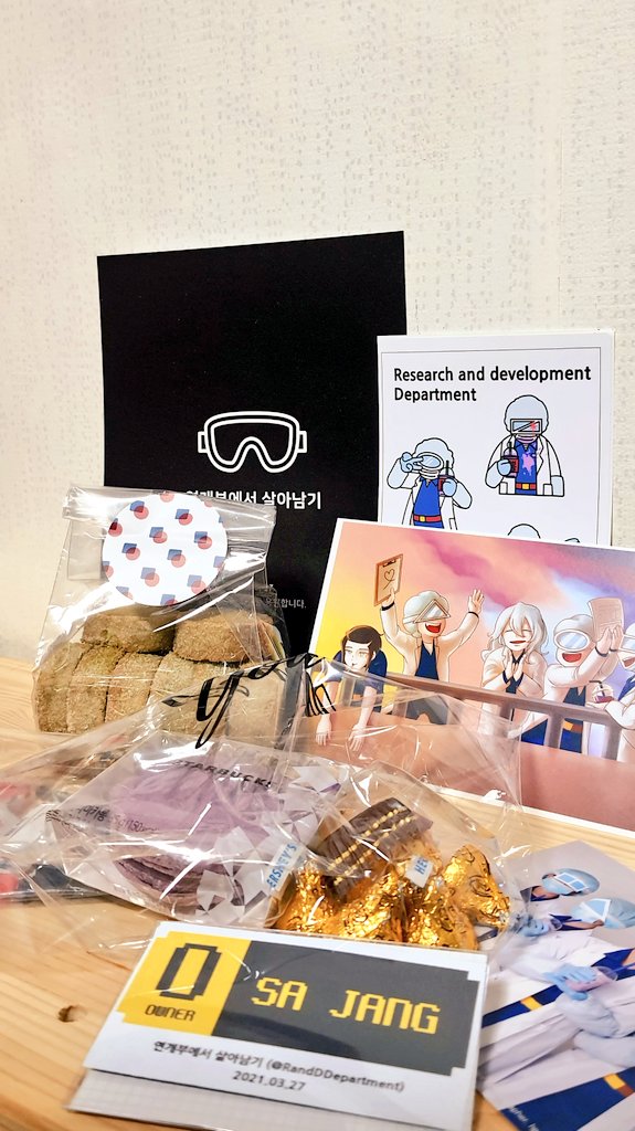 REDju_141's tweet image. 이번 이머시브 시어터,
"연개부에서 살아남기"에서
사내 카페 사장을 맡은 홍입니다! 제가 많이 부족했음에도 불구하고 제 그림과 주접(?)을 좋아해주셔서 감사드려여😂 
저도 모두들 덕분에 너무너무 즐거웠어요!
맛있는 선물 챙겨주신 분들께는 제 마음을 드릴께요😉👉💕❤
 #연살_후기