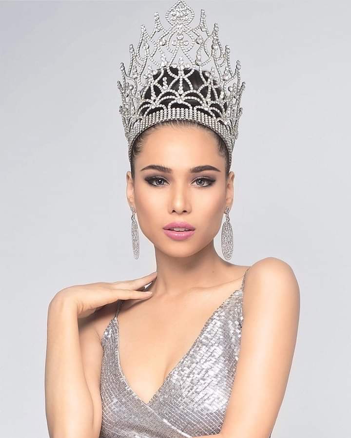 girlyouknowxo's tweet photo. Uncle Nawat will never ever give it to the Philippines kahit gaano pa ka-deserving pambato natin. Di sa pagiging bitter but yes, these ladies deserve the golden crown. Anyway, congrats! 👑

#NicoleCordoves2016 #ElizabethClenci2017 #SamanthaBernardo2020
#InaaSAMnaGintongCorona https://t.co/1Hamak2Zlm