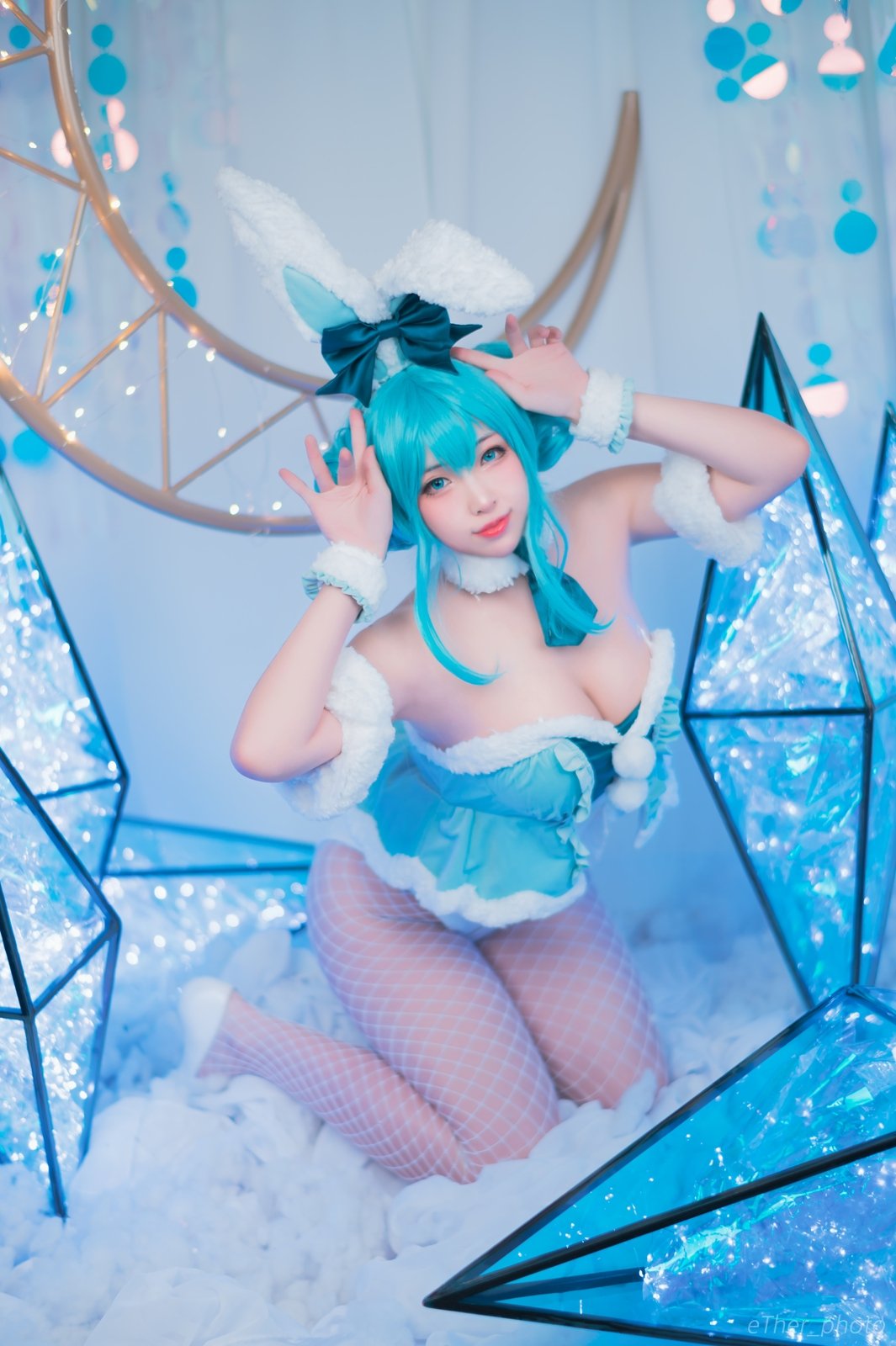 画像,Miku 💙 Bunny🐰 미쿠 화이트바니 🐰Cos. @enmyo_4_sebas 📷. @ether_photo illust by. @Anmi_ ht…