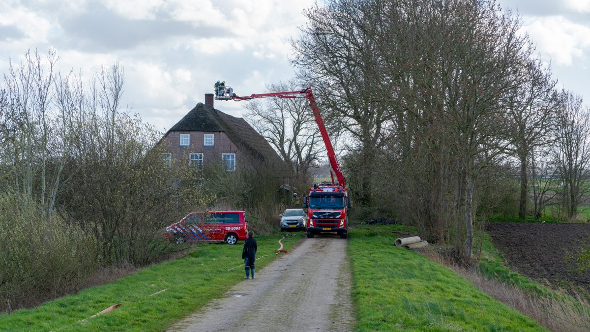 Veel materieel naar schoorsteenbrand in Wijk en Aalburg - Meer:..