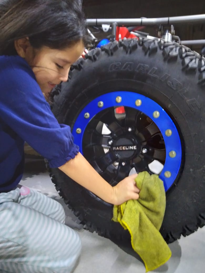RacingBarbara's tweet photo. Le tocó limpieza a LITTER monster @Elacelere @MissMotorsport @ChicasRacing gracias a ➡️➡️@RacelineWheels @marisolglzz @Racing https://t.co/dTKpZFJ7jx