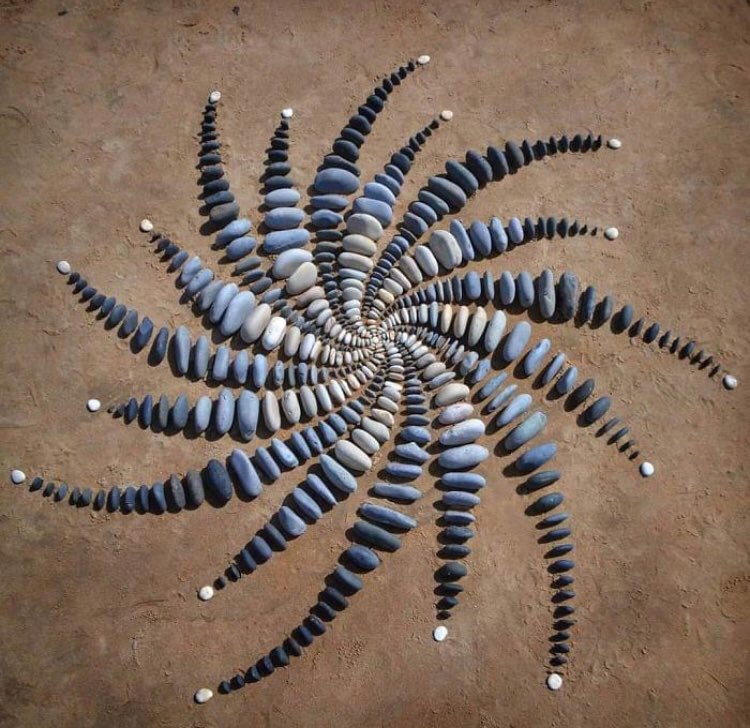 bigger_tee's tweet photo. Artist leaves breathtaking works of Arts on a beach with the materials he found there. This is incredibly beautiful.. 

Lockdown 2021 | RIP Judas | Terri | Neymar https://t.co/hpZF4byYFt