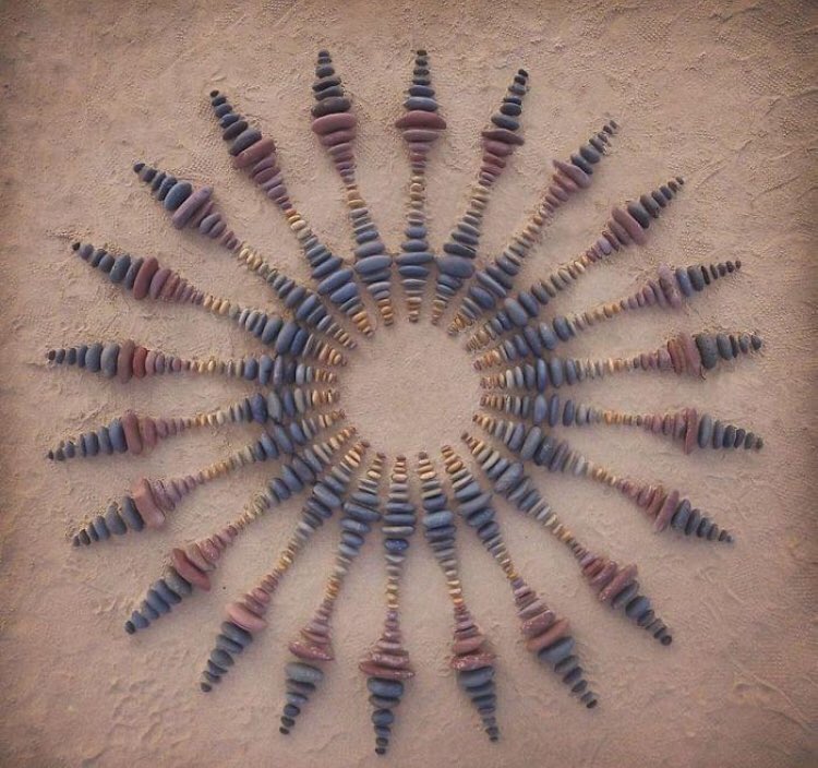 bigger_tee's tweet photo. Artist leaves breathtaking works of Arts on a beach with the materials he found there. This is incredibly beautiful.. 

Lockdown 2021 | RIP Judas | Terri | Neymar https://t.co/hpZF4byYFt