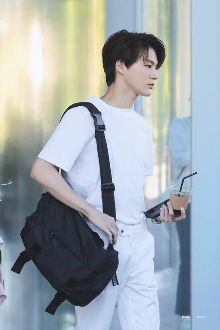 mamabongshik's tweet photo. ❏ day 5 ☄︎

– favorite outfit of Jeno?

ᝰ most of the jeno outfits that i like are when he uses a casual outfit, such as a black leather jacket or jeans jacket or hoodie or a suit too!!

#JENO #제노 #NCTDREAM 
#30Days_Jeno_Challenge 
#30일_제노_첼린지 
@NCTsmtown_DREAM https://t.co/3FGlNMCzbk