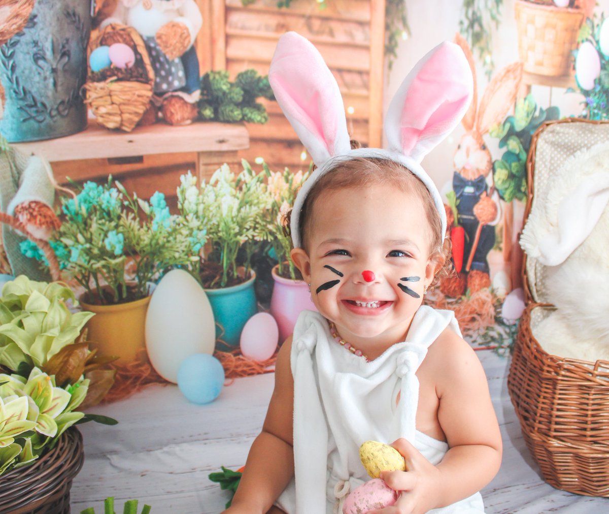 Luu_Tiina's tweet photo. Uma prova de que Deus esteja conosco não é o fato de que não venhamos a cair, mas que nos levantemos depois de cada queda. A Páscoa é amor, é fraternidade, é União... ...Feliz  Páscoa🐰🍫 https://t.co/VjcOynKYk4