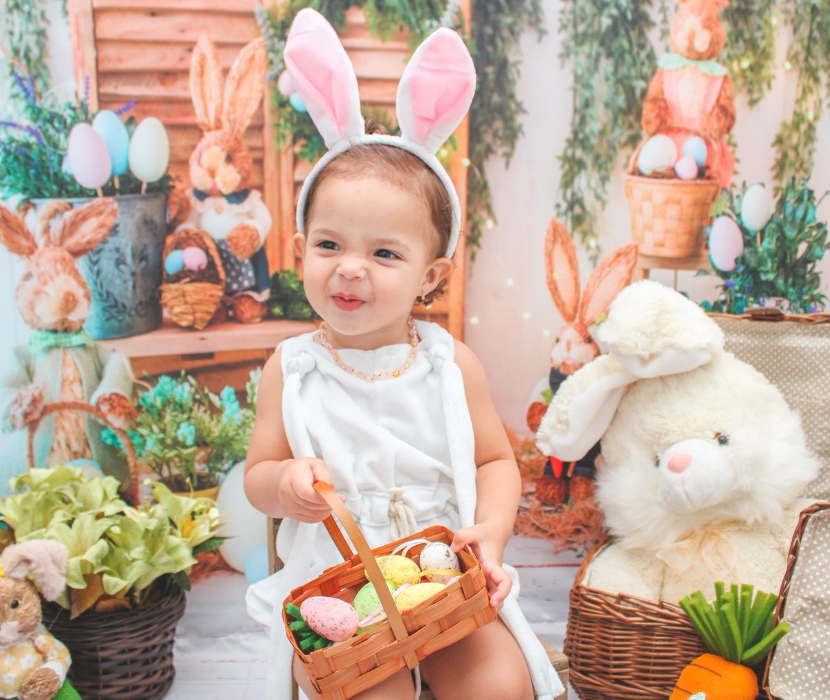 Luu_Tiina's tweet photo. Uma prova de que Deus esteja conosco não é o fato de que não venhamos a cair, mas que nos levantemos depois de cada queda. A Páscoa é amor, é fraternidade, é União... ...Feliz  Páscoa🐰🍫 https://t.co/VjcOynKYk4