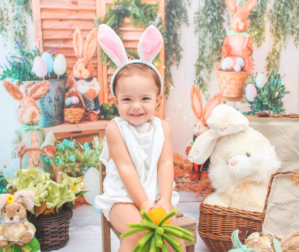 Luu_Tiina's tweet photo. Uma prova de que Deus esteja conosco não é o fato de que não venhamos a cair, mas que nos levantemos depois de cada queda. A Páscoa é amor, é fraternidade, é União... ...Feliz  Páscoa🐰🍫 https://t.co/VjcOynKYk4