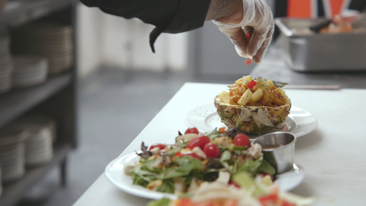 SandpiperVideo's tweet photo. Final touches at The Russell. A content gallery is a collection of high quality video clips captured by a video crew. ⁠

#videoproduction #connecticut #hartford #food #foodie #instafood #foodstagram #foodpics #yummy #foodstylist #instagood #foodstyling #healthyfood #foodprep https://t.co/UP9VvmaNz7