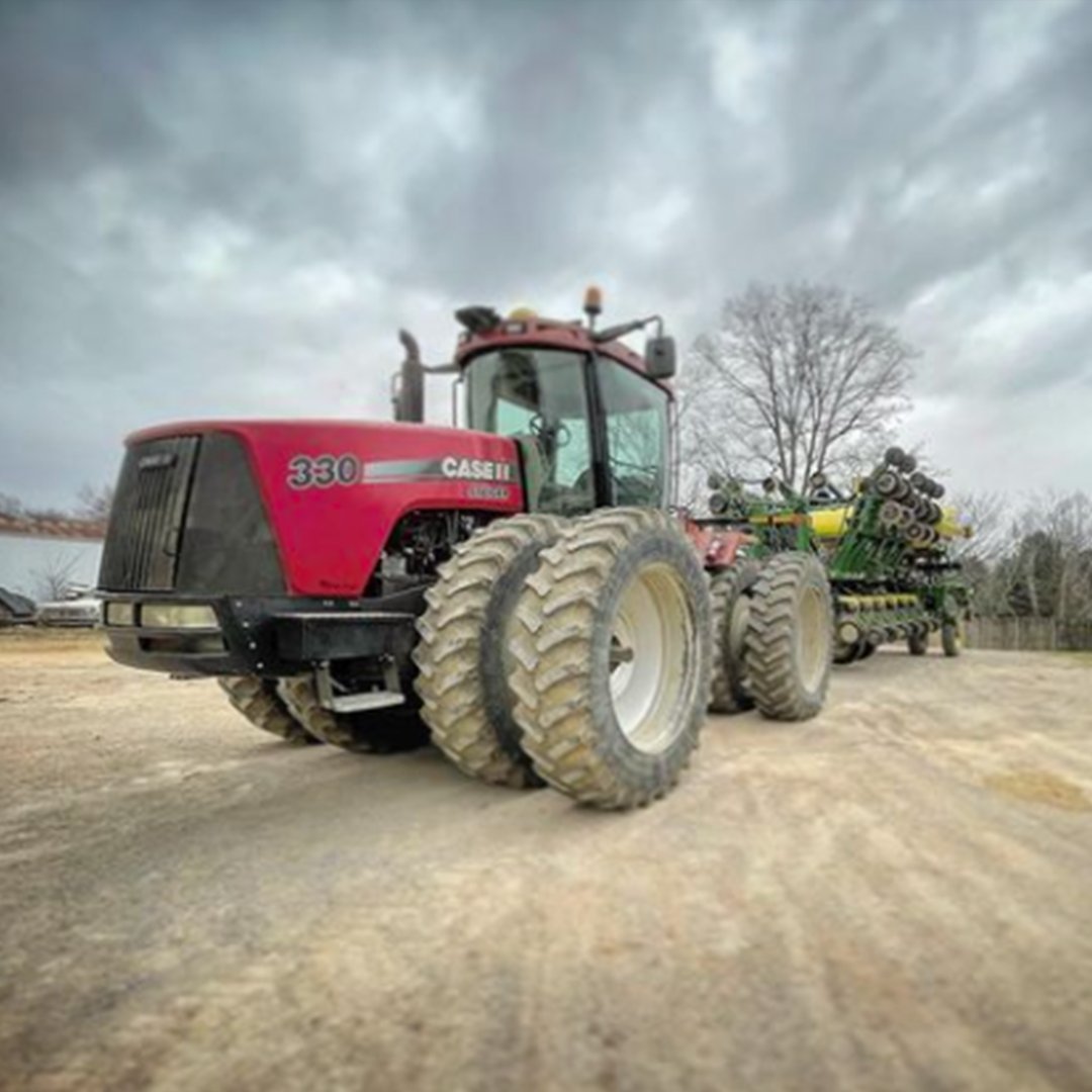 KandMMfg's tweet photo. #RedTractorSaturday - Heading to work!
Photo Credit π· - IG @kinser.farms
#RedTractor #FarmLifeIsTheBestLife #LifeOnTheFarm #FarmLife #Spring #Plant21 #Planting2021 #SaturdayMotivation #TractorSelfie #ThankAFarmer https://t.co/yslZT43WoS