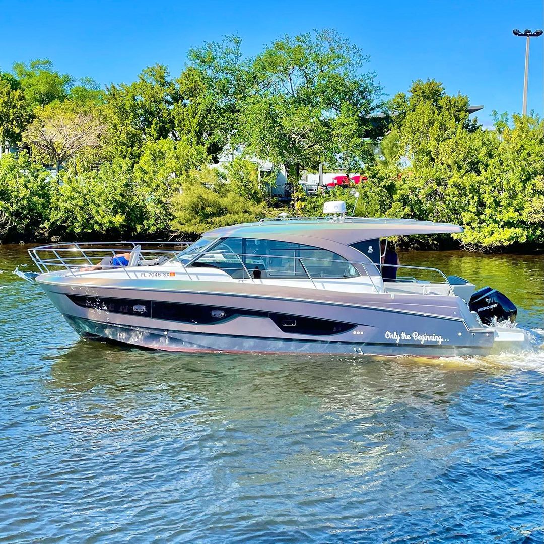 NVmarinecenter's tweet image. BENETEAU Antares 11ready for delivery to Hollywood FL. 
"What a cool wrap! Feeling strong on this important day! To new beginnings!" - Nautical Ventures Salesman

#Benteau #Antares11 #NauticalVentures
