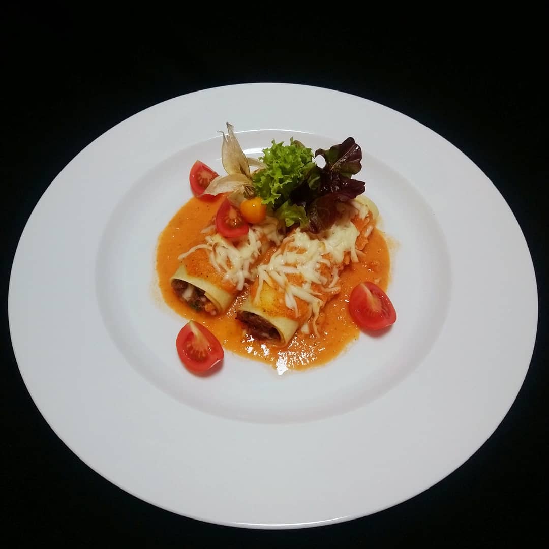 chef_edgardo's tweet photo. Seguimos potenciando.!! 😊🙌
Pasta #Canelones rellena con carne de #Cabra #Desmechada y #QuesodeCabra en su salsa #Atomatada, con productos de #Catahueche de la localidad de #Canela.!! 😋🙌❤️
#ChefEdgardoAguilera  #ChefRegional #ApoyandoaProductores  #RegióndeCoquimbo #LaSerena https://t.co/bFrsGZXM58