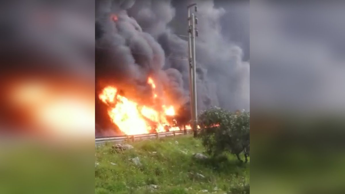 RPPNoticias's tweet photo. 🚨 #URGENTE | Carretera Central: Explosión de camión cisterna provoca incendio de al menos cinco vehículos. https://t.co/RFFgYQBA4s https://t.co/TjW6yn4p9O