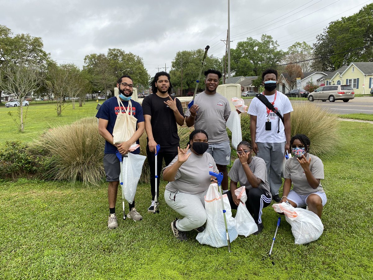 ulnsbe's tweet photo. A great way to end NSBE WEEK is by doing some community service! Thanks everyone for coming out today as well throughout the week for our events. It was definitely an Awesome week. ✨ 
One Big Day. One Big Thanks. 
#r5nsbe #nsbesuccess #ulgetinvolved #ulbigevent21 
#ulnsbeweek21 https://t.co/CY7kHuXQ5c