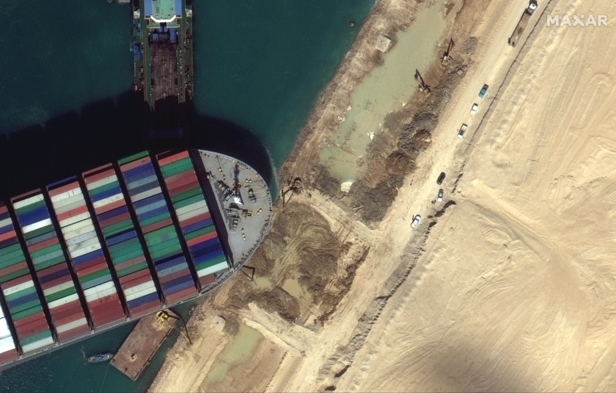 vantortech's tweet photo. March 27, 2021 #satellite imagery of the dredging operations that are underway to release the #EverGiven container ship that is still grounded in the #SuezCanal. https://t.co/qoDoOcOEkB