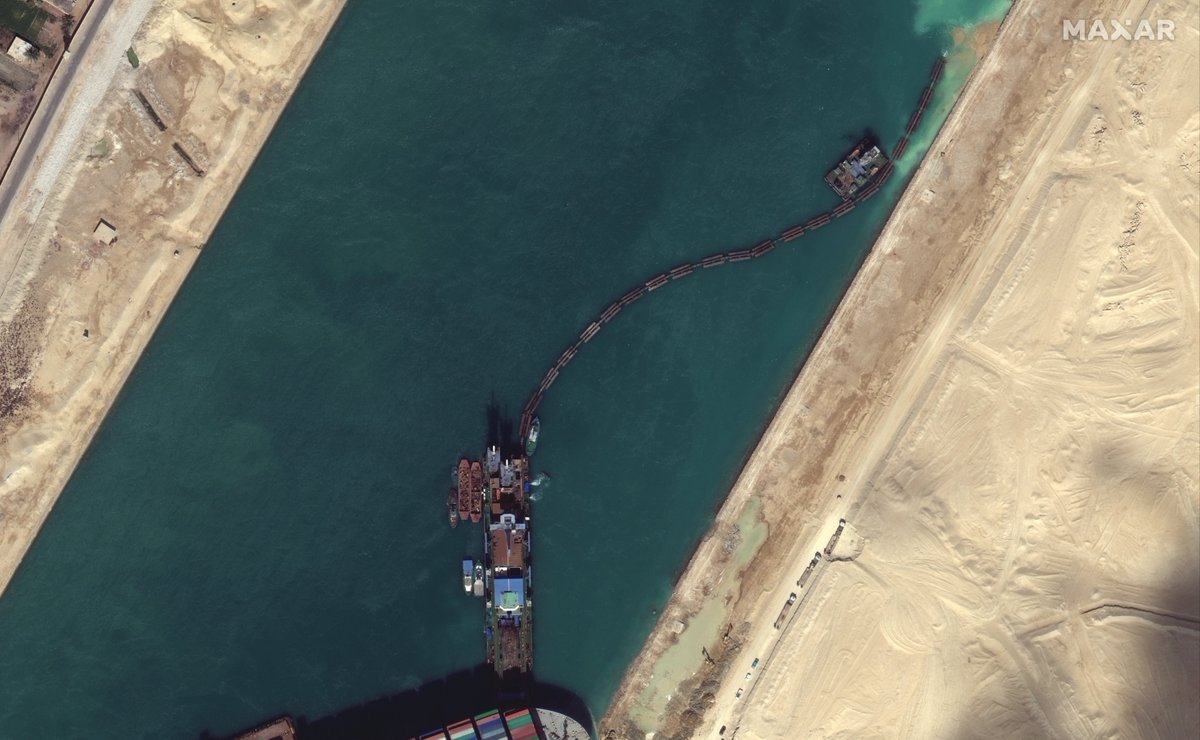 vantortech's tweet photo. March 27, 2021 #satellite imagery of the dredging operations that are underway to release the #EverGiven container ship that is still grounded in the #SuezCanal. https://t.co/qoDoOcOEkB