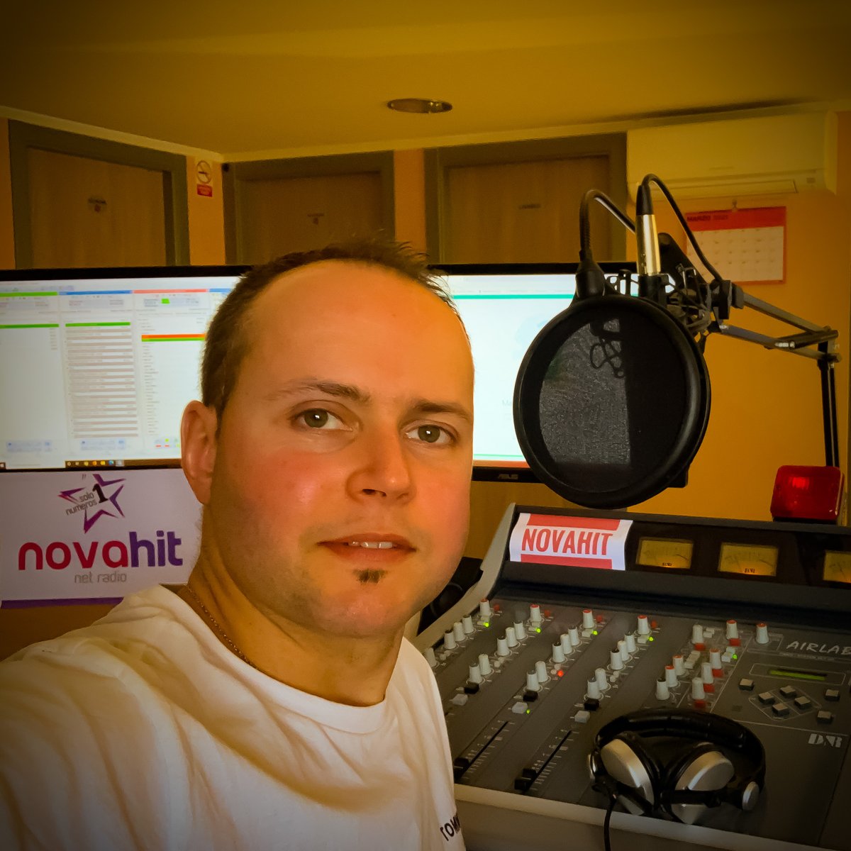 Deejay_Roy's tweet photo. Hasta las 21 contigo en @NovaHit_ SiRadio sintonízanos en la FM o https://t.co/sfuMRqK166 https://t.co/6LfbMferms