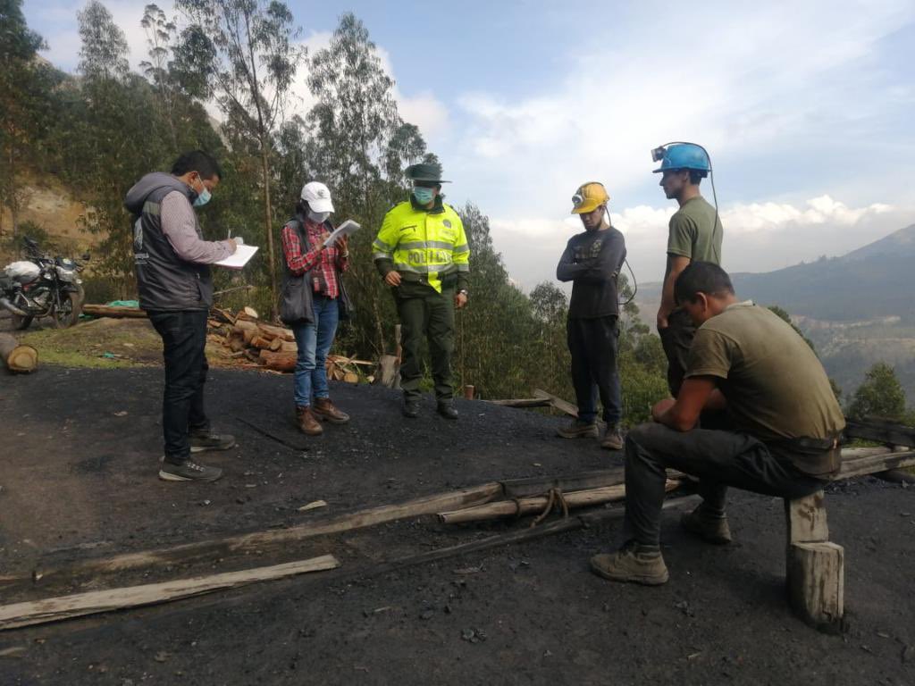 Corpoboyaca's tweet photo. #CorpoboyacáEnElTerritorio | Corpoboyacá en conjunto con la Policía Ambiental realizaron operativo de control a minería ilegal en #Topaga. Se encontró a dos personas realizando aprovechamiento forestal para empresa privada. https://t.co/EMeXxRkzbu