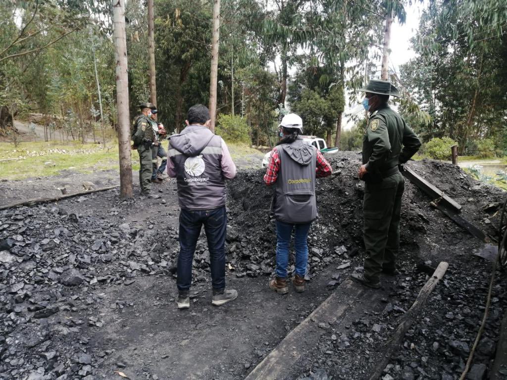 Corpoboyaca's tweet photo. #CorpoboyacáEnElTerritorio | Corpoboyacá en conjunto con la Policía Ambiental realizaron operativo de control a minería ilegal en #Topaga. Se encontró a dos personas realizando aprovechamiento forestal para empresa privada. https://t.co/EMeXxRkzbu