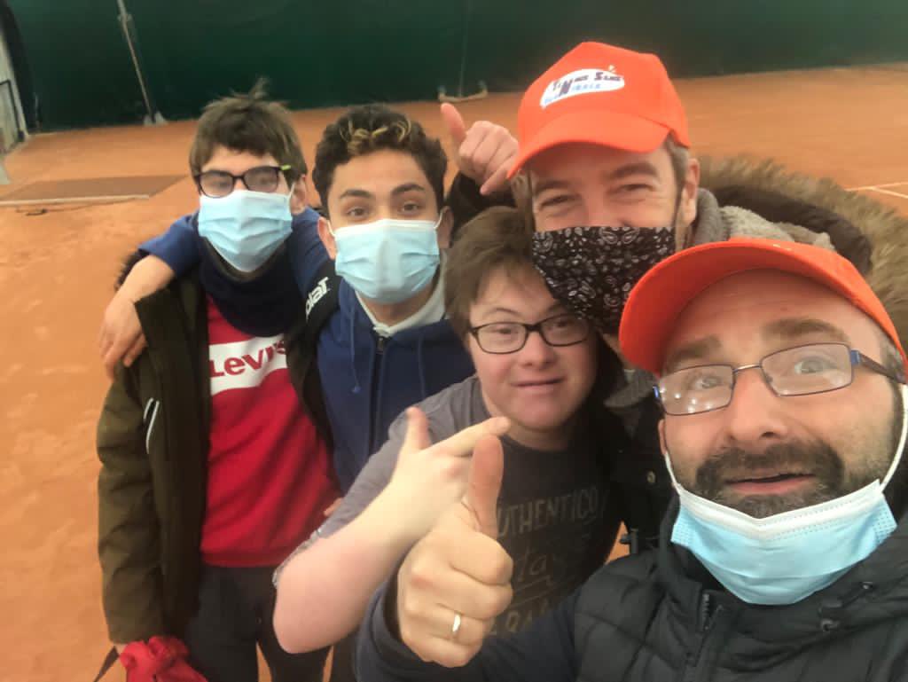 LeFaouYann's tweet photo. Il y a des matinées qui te remplissent de joie ! Quel bonheur d’accompagner nos jeunes sur leur 1er tournoi de #tennisadapté. Bravo à eux pour leur attitude top ds les matchs et bravo à leur coach Greg pr son travail 💪. @APSAPVP @OMS16e @FFTennis #handicapinvisible #trisomie21 https://t.co/nQfuAioPuA