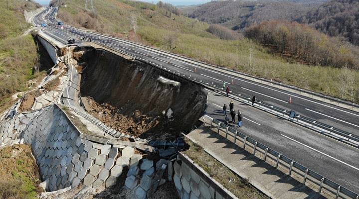 kacsaatolduson's tweet photo. Düzce-Zonguldak karayolu, Limak tarafından yapılalı 9 yıl, yoğun yağıştan dolayı çökeli birkaç saat oldu https://t.co/MMktnN5qqG