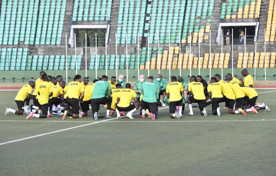 ndione_ada's tweet photo. Aussi dans un match où 4 parmi le 11 (+ #Sima et #Seck) étrennaient leur 1re sélection avec un système de jeu quasi inexistant inédit, tout n’a pas été mauvais d’autant qu’on a vu de très belles individualités (#Lahat, #PMS, #Nampalys, #Ballo + ou -). https://t.co/XvEMMdYsk8