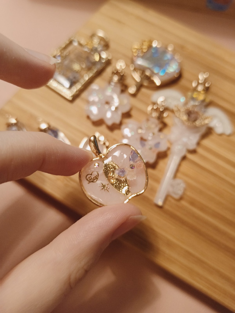 DreamingAnya's tweet photo. 🍀#DIY #handmade #UVレジン #bezel #openbezel #craftholic #craft #uvcraft #handmadeaccessory #resinart #uvresin #resincraft
Some small accessories i need to finish :3 https://t.co/FOEOixT7de