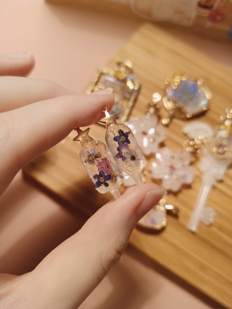 DreamingAnya's tweet photo. 🍀#DIY #handmade #UVレジン #bezel #openbezel #craftholic #craft #uvcraft #handmadeaccessory #resinart #uvresin #resincraft
Some small accessories i need to finish :3 https://t.co/FOEOixT7de