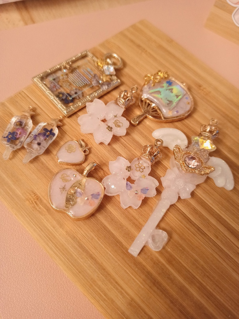 DreamingAnya's tweet photo. 🍀#DIY #handmade #UVレジン #bezel #openbezel #craftholic #craft #uvcraft #handmadeaccessory #resinart #uvresin #resincraft
Some small accessories i need to finish :3 https://t.co/FOEOixT7de