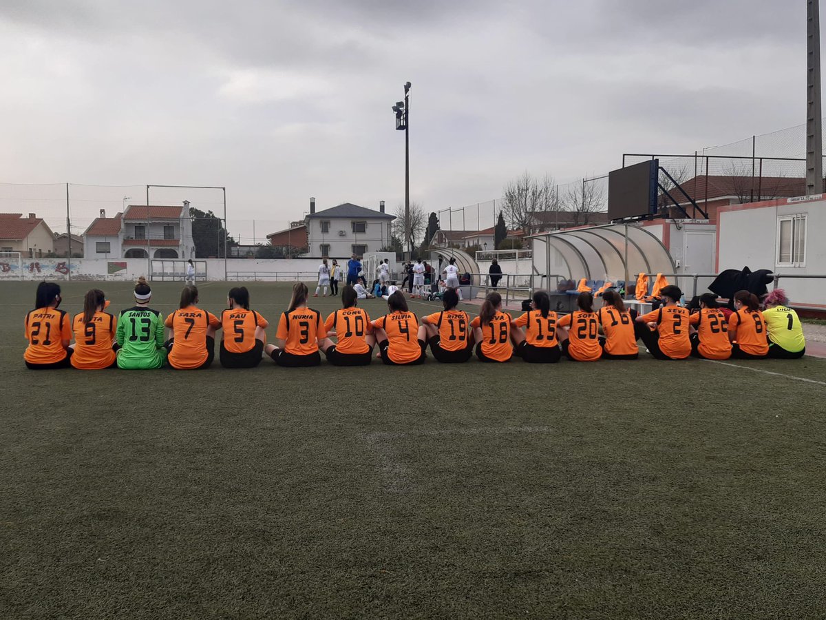 BruneteAdc's tweet photo. 🔊 📋 FEMENINO

Atentos brunetianos! mañana le toca a nuestras guerreras! A las 9:15 en nuestra casa se decide la liga de 1ª regional del Gr. 4, nuestras chicas quieren poner la guinda al pastel a una temporada brillante. 

OS ESPERAMOS! 

#sentimientobrunetiano 
#todoalnaranja https://t.co/smk359Go6J