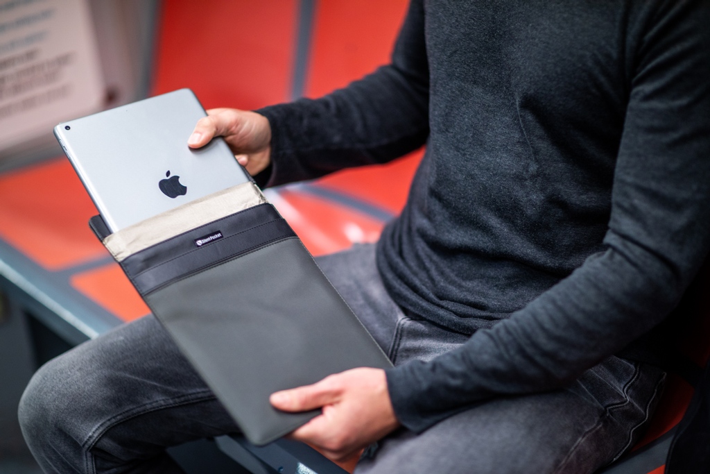 goslnt's tweet image. Your Tablet deserves the best protection. Wrap it a Premium Nylon or Leather Sleeve with the added benefit of Silent Pocket Multishield™ Protection.
#techaccessories #ipadprotection #wearabletech #tablet

silent-pocket.com/collections/fa…