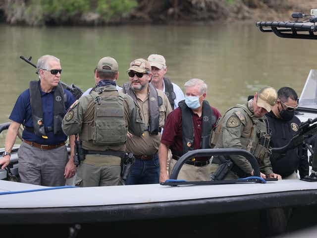kenbielicki's tweet photo. Why is #BorderCruz dressed like a Border Control Agent vs other @senateGOP who did PR trip to #Border?
Like other #trump like patriots who avoided military service, he  wants tough guy photo ops for 2024

#TedCruzisADisgrace #ResignTedCruz https://t.co/1e3xqZO7LH