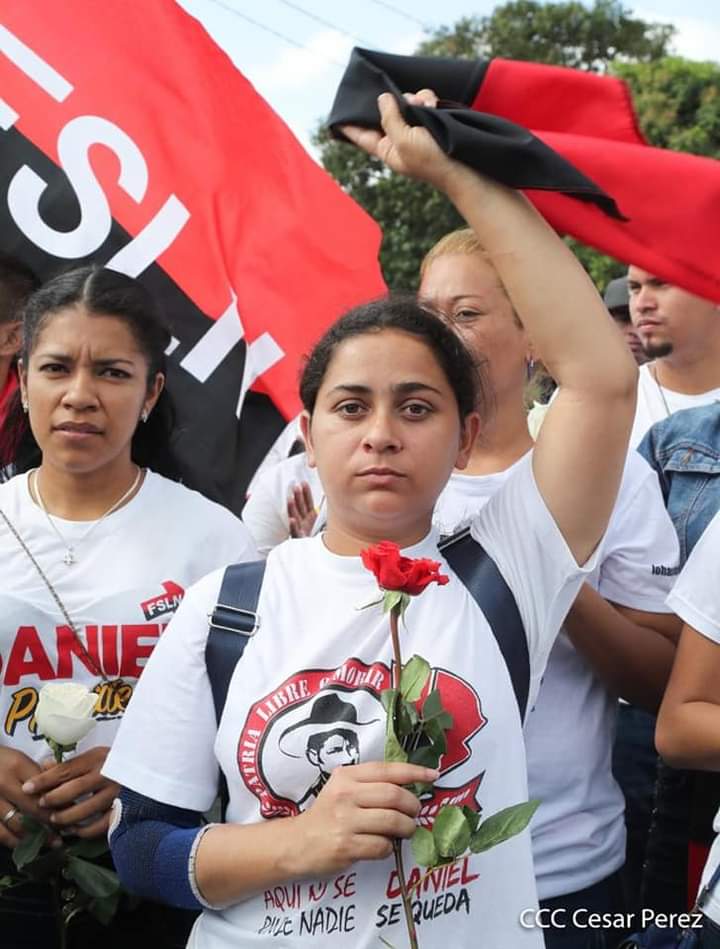 Normitapalaci's tweet photo. ¡QUE SE RINDA TU MADRE! 🇳🇮🔴⚫
Jóvenes nicaragüenses rinden homenaje en el Cementerio Periférico al poeta guerrillero Leonel Rugama, en el 72 aniversario de su natalicio.

#TodosConDaniel https://t.co/cujfrnyDNu