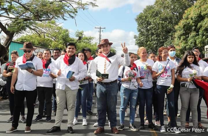 Normitapalaci's tweet photo. ¡QUE SE RINDA TU MADRE! 🇳🇮🔴⚫
Jóvenes nicaragüenses rinden homenaje en el Cementerio Periférico al poeta guerrillero Leonel Rugama, en el 72 aniversario de su natalicio.

#TodosConDaniel https://t.co/cujfrnyDNu