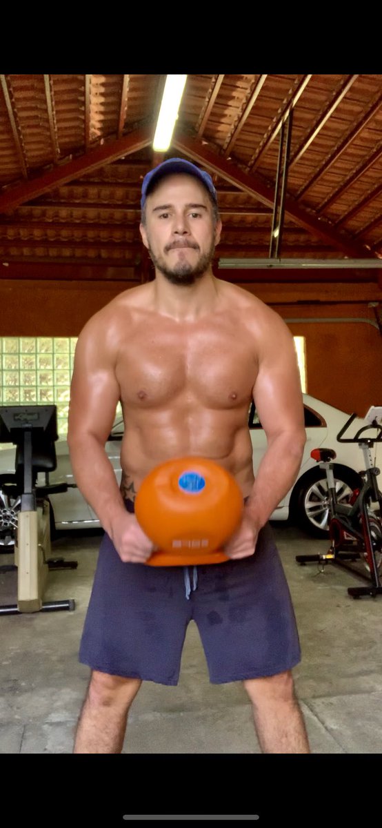 carlosrosalesg's tweet photo. Nada cómo el #ejercicio en #casa #chest #pecs #kball https://t.co/EbYnOzQ8f3