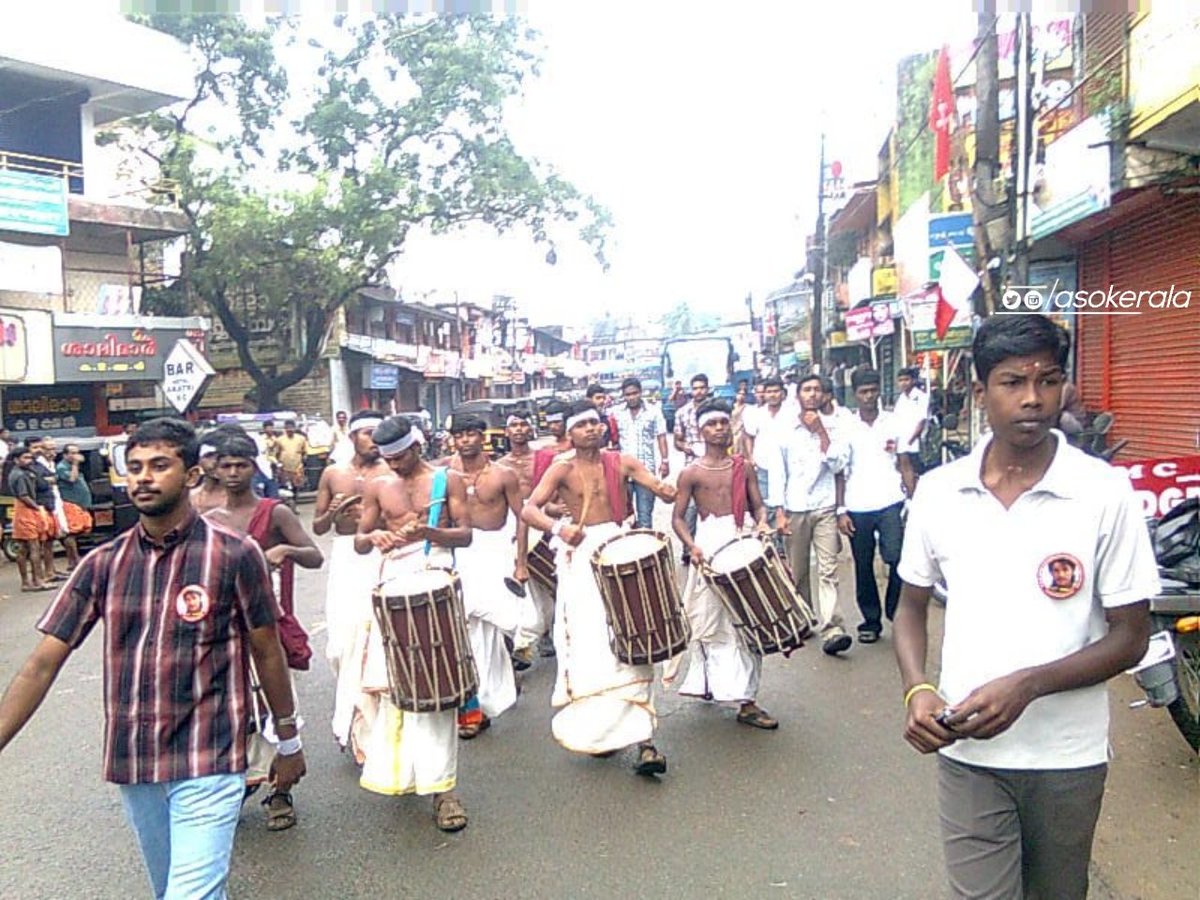 ASOKERALA's tweet photo. Massive Celebration For A Class Movie By Kerala @alluarjun Fans On The Release Day Of #Vedam aka #Killadi.. ❤️💯🔥
The Time When #AlluArjun Craze Were Peak In Kerala ✌️🔥
#18YrsForVersatileAlluArjun/ #Pushpa https://t.co/InXSUZ1Swc