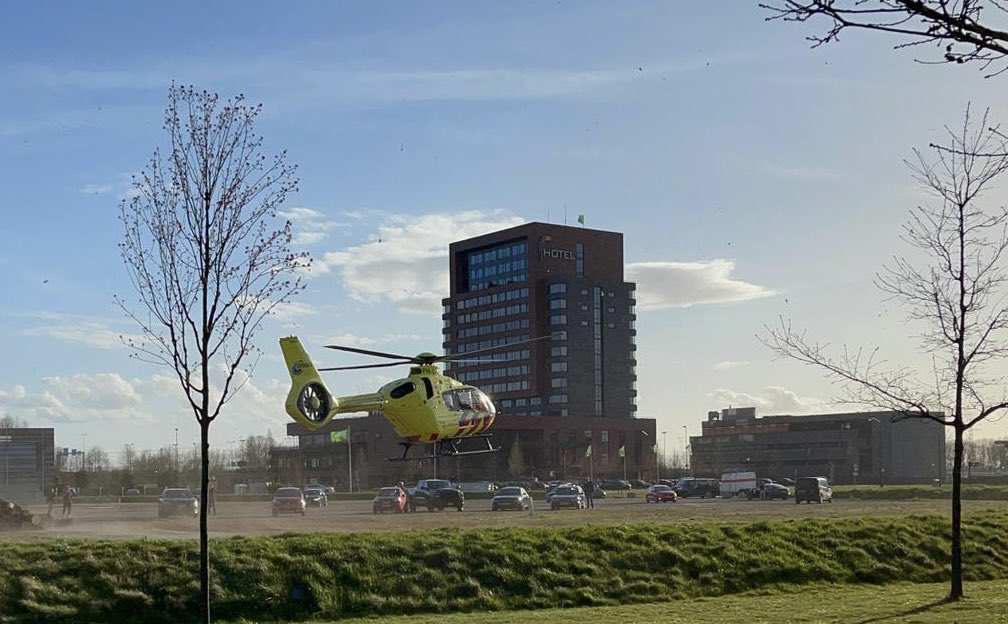 Dordrecht: Een traumahelikopter is zojuist geland nabij hotel Van Der Valk. Ook dit heeft te maken met de brand aan de Kilweg.