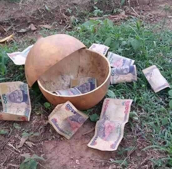 Iamsexydeep's tweet photo. See what's happened to me... 
I and and my friends saw this sacrifice on our way home from from church after vigil this morning, I picked one of the N500 notes against my friend's warnings with claims that I'm filled with the Holy ghost and cos I needed it urgently https://t.co/sAM6YLDaN7