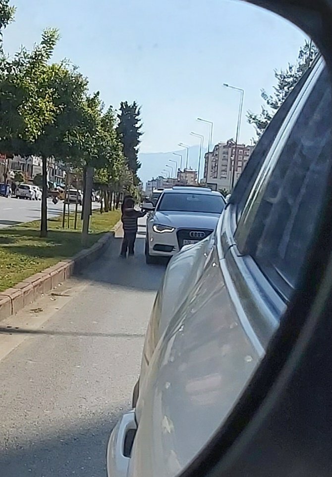 CallAntalya's tweet photo. Ellerinde küçük pet şişelerle arabalara su satmaya satan o iki kardeşin yaşları toplamı sanırım 10 bile değil!
Babaları orta refüjde oturuyor. 
Ben fotoğraflarını özellikle uzaktan çekmek istedim. 
Başka da yorumum yok..
#antalya #lara
@ANTALYABB @MuratpasaBld https://t.co/gmFgb1Rlic
