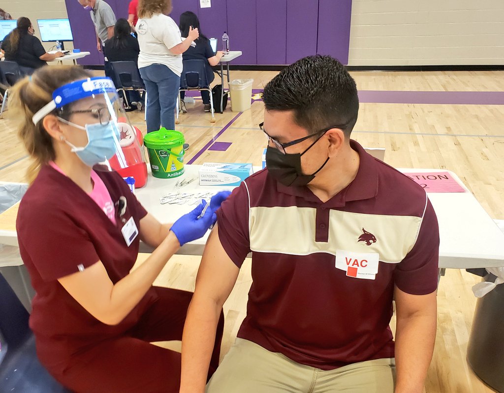RMArredondo_3's tweet photo. Each morning, #DawsonShines parent & @MartinMS_CCTX RN, Mrs. Haigood, walks her boys up to school. They receive warm hugs & I receive a wave👋! Today, I receive PROTECTION - 2nd dose!💪 Thank you nurse! So grateful for #TeamCCISD's efforts to keep educators safe!
#CCISDProud 🙏 https://t.co/NoUOrg8vNH